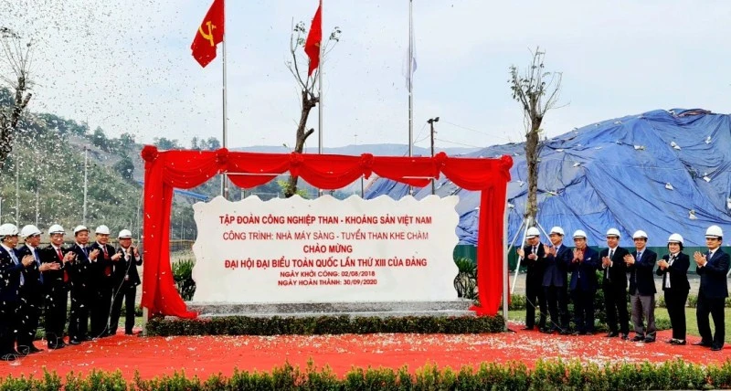 Lãnh đạo tỉnh Quảng Ninh, TKV và Công ty Tuyển than Cửa Ông cắt băng khánh thành công trình chào mừng Đại hội Đảng toàn quốc lần thứ XIII.