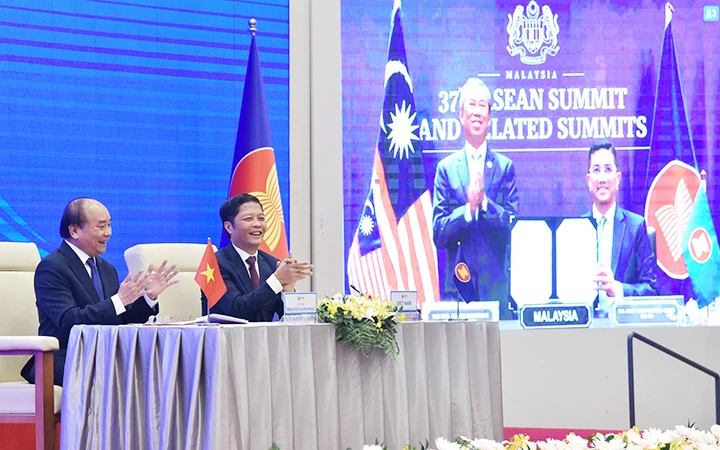 Thủ tướng Nguyễn Xuân Phúc cùng các nhà lãnh đạo cấp cao chứng kiến Lễ ký Hiệp định Đối tác kinh tế toàn diện Khu vực RCEP. Ảnh: TRẦN HẢI