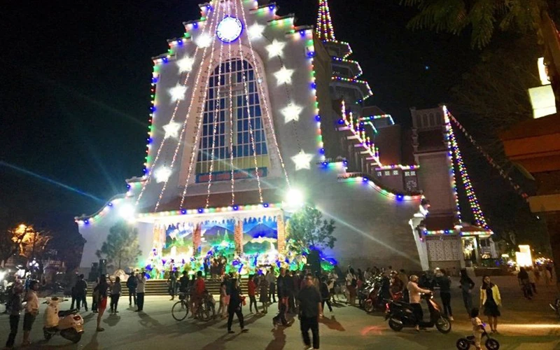 Không khí đêm Giáng sinh tại Nhà thờ Dòng Chúa Cứu Thế - phường Phú Nhuận (TP Huế).