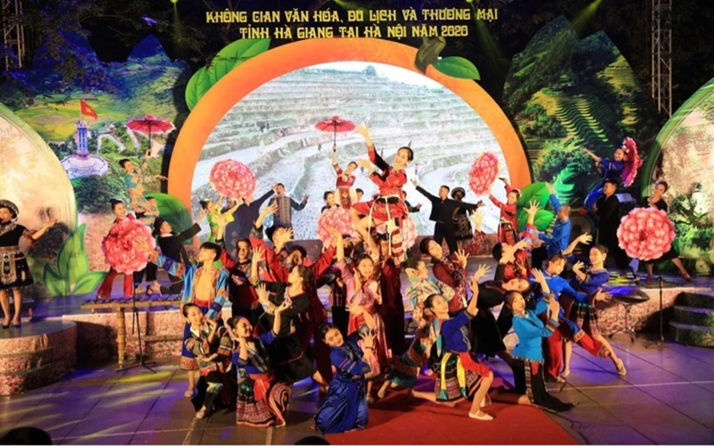Trình diễn các tiết mục văn nghệ tại lễ khai mạc chương trình Không gian văn hóa, du lịch và thương mại tỉnh Hà Giang tại Hà Nội năm 2020.