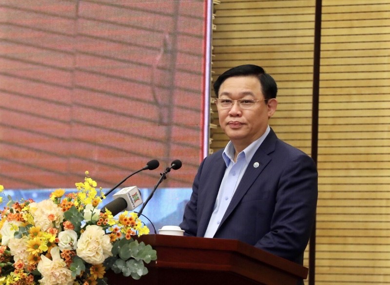 Đồng chí Vương Đình Huệ, Ủy viên Bộ Chính trị, Bí thư Thành ủy phát biểu thông tin, quán triệt Nghị quyết tới các cán bộ chủ chốt. 