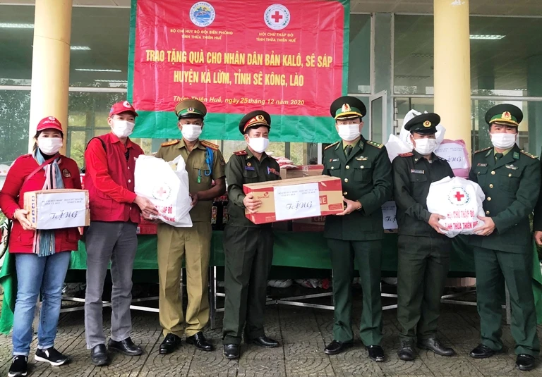 Đại diện Bộ chỉ huy BĐBP tỉnh Thừa Thiên Huế và Hội Chữ thập đỏ tỉnh trao quà cho lực lượng vũ trang Lào.