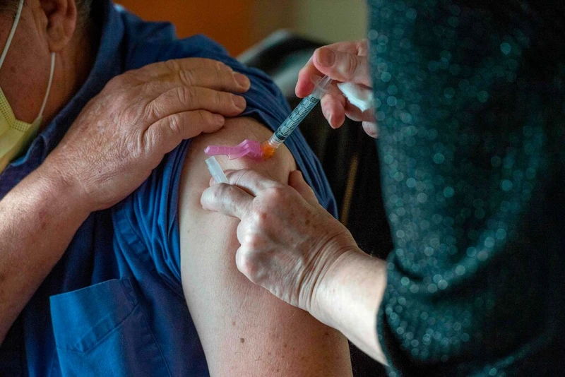 Một người tiêm vaccine Covid-19 của Moderna ở Boston, Mỹ vào ngày 24-12. Ảnh: Getty Images.