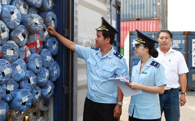 Cán bộ Chi cục Hải quan cửa khẩu cảng Sài Gòn khu vực 1 kiểm tra hàng hóa tại cảng Cát Lái. (Ảnh tư liệu của Hải quan TP Hồ Chí Minh) 