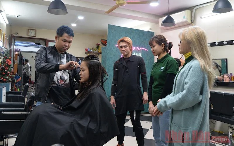 Anh Thái Thành hướng dẫn học viên một kiểu tạo mẫu tóc cho nữ giới. (Ảnh: Thủy Nguyên)