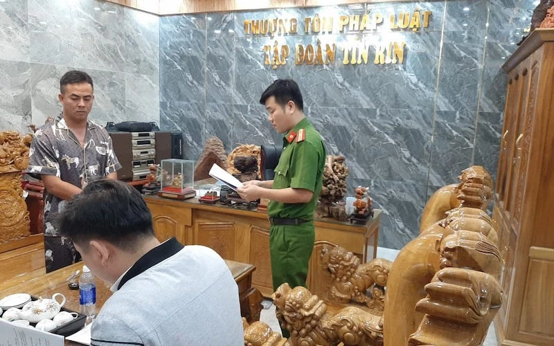 Công an đọc quyết định bắt giữ Phan Đình Tín.