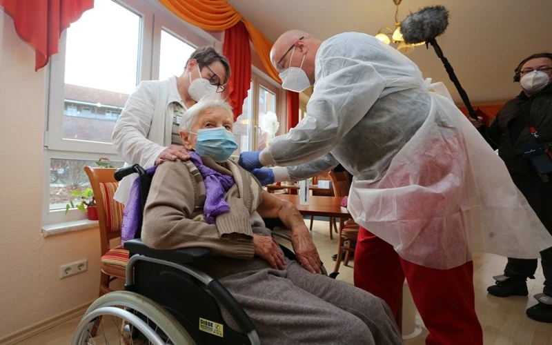 Cụ bà Edith Kwoizalla (101 tuổi, Đức) được tiêm vaccine ngừa Covid-19. (Ảnh: AP)
