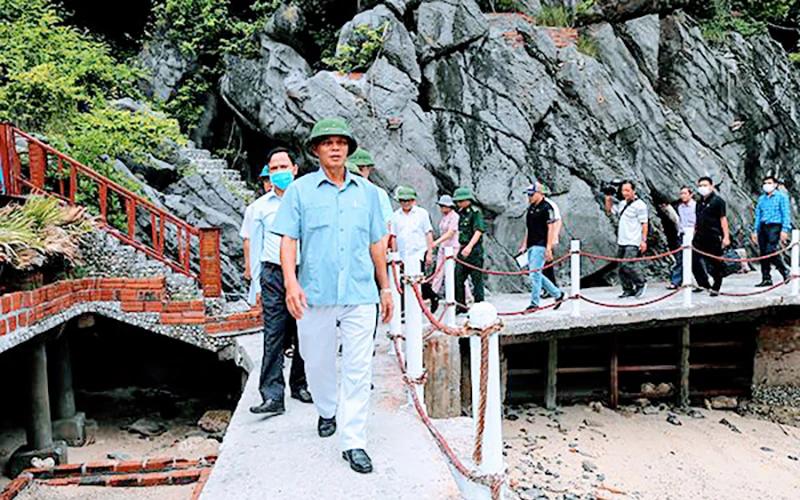 Đoàn kiểm tra của UBND thành phố Hải Phòng kiểm tra các điểm xây dựng trái phép tại Vườn quốc gia Cát Bà.