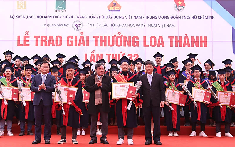 Đại diện ban tổ chức trao giải nhất của Giải thưởng Loa Thành lần thứ 32 - năm 2020 tặng các tác giả Phạm Duy Tân và Lê Quốc. 