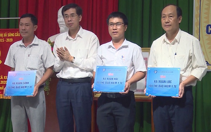 Đại diện Bảo hiểm xã hội Việt Nam tặng thẻ bảo hiểm y tế cho người dân ở Phú Yên (Ảnh: VSS).