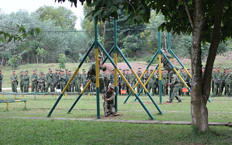 Chiến sĩ Trung đoàn 143, Sư đoàn 315 (Quân khu 5) trong giờ huấn luyện thể lực.