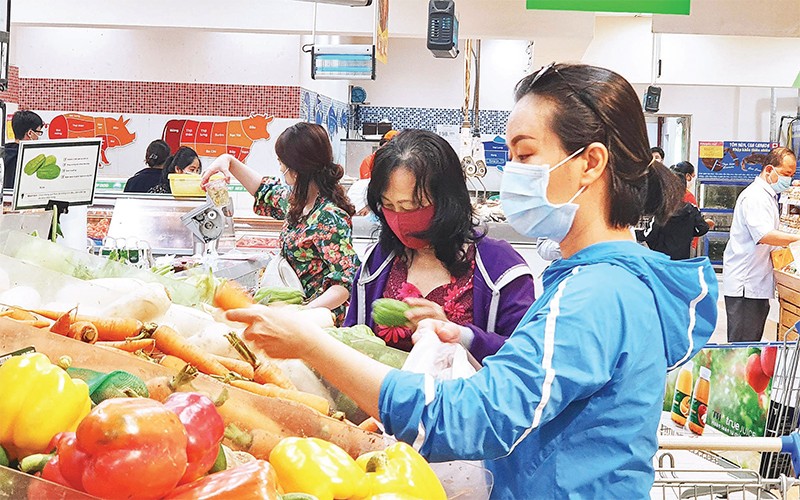 Người dân mua thực phẩm sạch tại một siêu thị ở TP Hồ Chí Minh. Ảnh: CTV