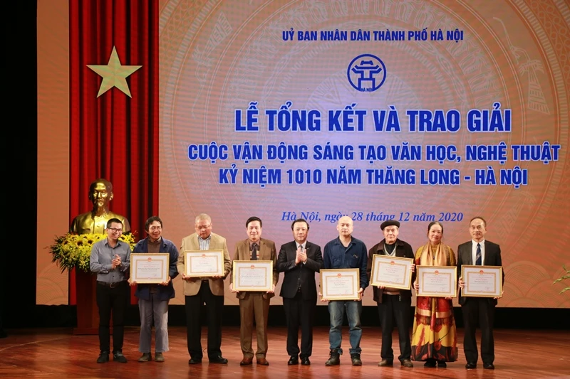  Lãnh đạo UBND TP Hà Nội trao giải cho những tác giả có tác phẩm xuất sắc.