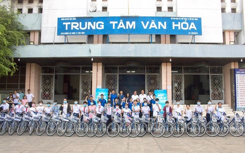 Học sinh nghèo vượt khó, học tập tốt huyện Hóc Môn, TP Hồ Chí Minh nhận xe đạp từ chương trình.