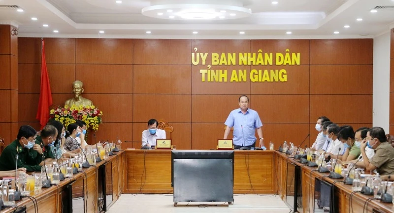 Chủ tịch UBND tỉnh An Giang Nguyễn Thanh Bình phát biểu chỉ đạo tại cuộc họp khẩn bàn biện pháp chống dịch liên quan bệnh nhân 1440.