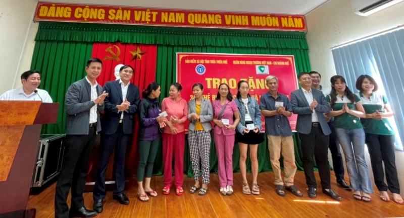 Lãnh đạo UBND tỉnh cùng BHXH và Vietcombank chi nhánh Huế tiến hành trao tặng thẻ BHYT cho bà con gặp hoàn cảnh khó khăn.