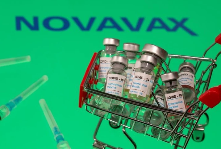 Hình minh họa lọ vaccine Covid-19 đặt cạnh logo Novavax được chụp vào ngày 29-11. Ảnh: Reuters.