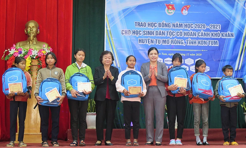 Đồng chí Trương Mỹ Hoa phát biểu tại buổi lễ trao học bổng Vừ A Dính tại huyện Tu Mơ Rông, tỉnh Kon Tum.