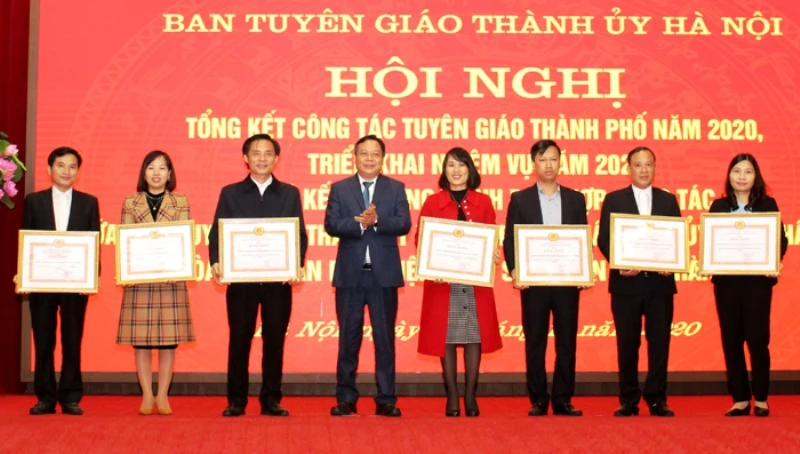 Lãnh đạo Thành ủy Hà Nội tặng bằng khen cho các tập thể có thành tích xuất sắc trong công tác tuyên giáo năm 2020.