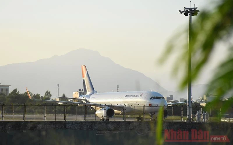 Hai chuyến bay chở công dân hồi hương hạ cánh an toàn tại sân bay quốc tế Đà Nẵng chiều 28-12.