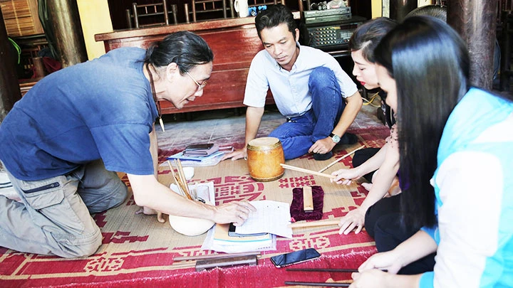 Nhà nghiên cứu Bùi Trọng Hiền và các học viên trong buổi tập huấn ở đình Hàng Kênh, thành phố Hải Phòng. Ảnh: Nhân vật cung cấp