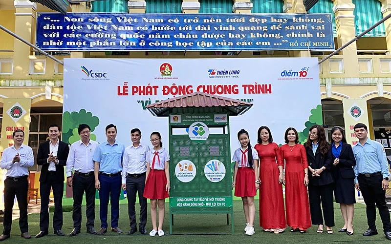 Các thành viên Ban Tổ chức chương trình "Vì mái trường xanh" năm học 2020-2021 trao "Công trình măng non" phân loại rác thải tặng học sinh Trường tiểu học Phù Đổng (quận Hải Châu, TP Đà Nẵng). 
