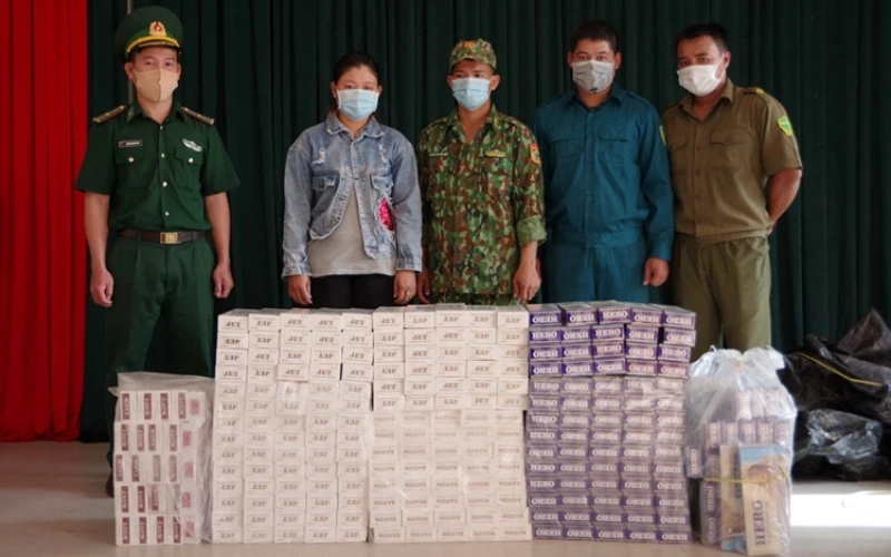 Tổng số 2.650 gói thuốc lá ngoại của hai vụ buôn lậu được tổ công tác đưa về Đồn Biên phòng cửa khẩu Quốc tế Thường Phước. (Ảnh: Phú Quý)