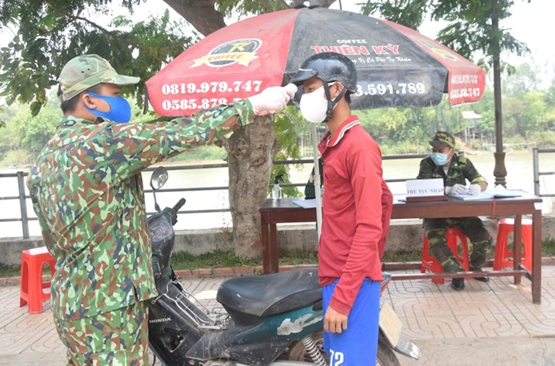 Lực lượng chức năng ở Đồng Tháp đang tích cực phòng ngừa người vượt biên trái phép tại các huyện, thành phố biên giới. (Ảnh: HỮU NGHĨA)