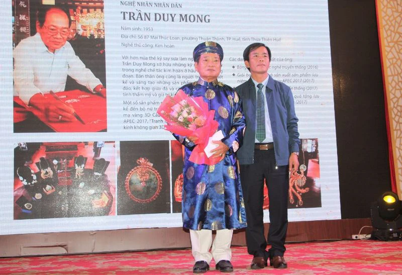 Phó Chủ tịch UBND tỉnh Nguyễn Văn Phương tặng hoa chúc mừng Nghệ nhân Trần Duy Mong vừa được Chủ tịch nước phong tặng danh hiệu Nghệ nhân Nhân dân năm 2020.