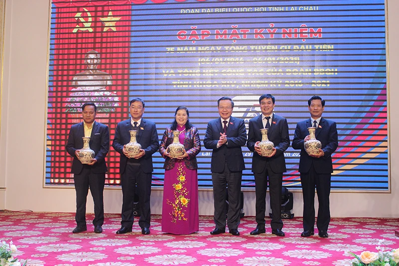 Đồng chí Phùng Quốc Hiển, Phó Chủ tịch Quốc hội tặng quà lưu niệm cho các ĐBQH tỉnh Lai Châu, khóa XIV.