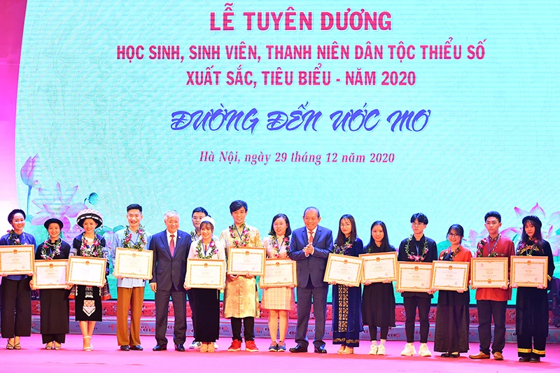 Các đồng chí Trương Hòa Bình, Đỗ Văn Chiến trao Bằng khen tặng các học sinh, sinh viên, thanh niên dân tộc thiểu số tiêu biểu năm 2020.