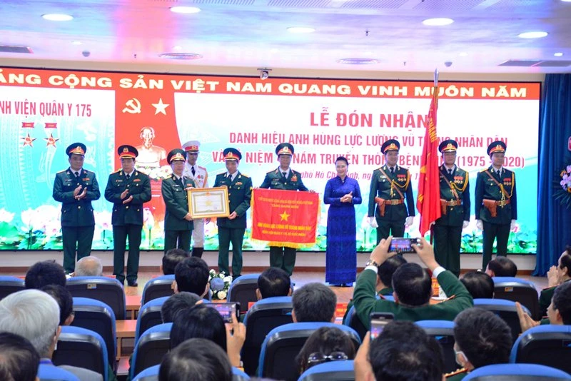 Chủ tịch Quốc hội Nguyễn Thị Kim Ngân trao Danh hiệu Anh hùng Lực lượng vũ trang nhân dân cho Bệnh viện Quân y 175.