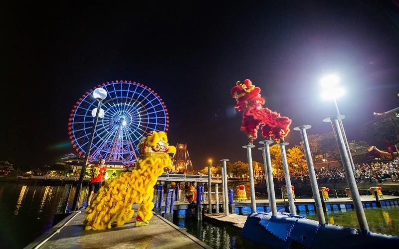 Biểu diễn Lân sư rồng Mai hoa thung tại Sân khấu mặt nước – Công viên Châu Á – Asia Park