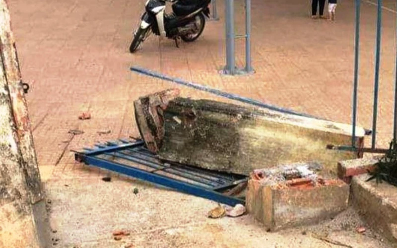 Hiện trường nơi xảy ra vụ ngã đổ trụ cổng trường tiểu học khiến học sinh Trần Quang Ph tử vong