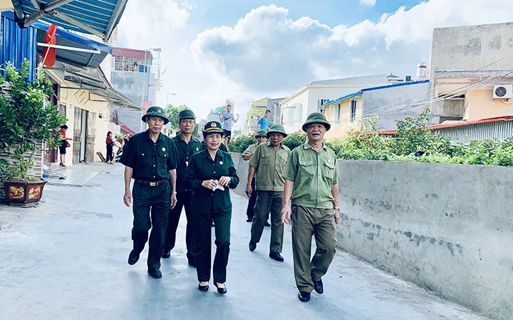 Các cựu chiến binh phường Cát Dài, quận Lê Chân (Hải Phòng) thường xuyên tuần tra bảo vệ an ninh trật tự khu vực đường tàu thuộc phường.