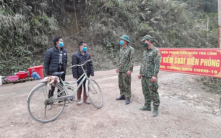 Bộ đội Biên phòng cửa khẩu Trà Lĩnh (Cao Bằng) lập chốt kiểm soát xuất, nhập cảnh đồng thời nhắc nhở, tuyên truyền người dân địa phương phòng, chống dịch Covid-19.