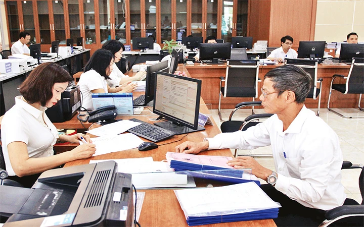 Giải quyết thủ tục hành chính cho người dân tại Trung tâm hành chính công tỉnh Thái Bình. Ảnh: THẾ DUYỆT (TTXVN)