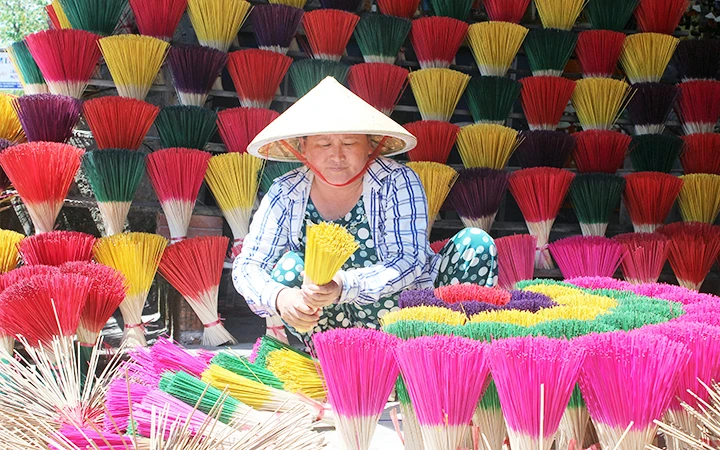 Nghệ nhân Nguyễn Thị Loan của làng hương Thủy Xuân.
