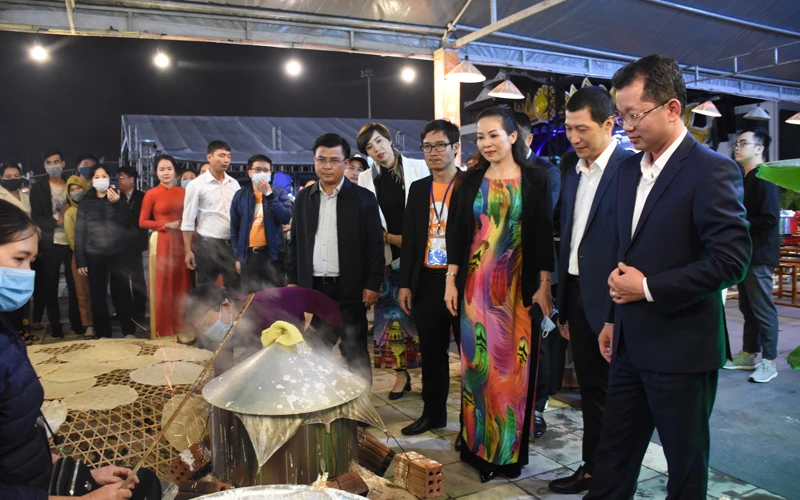 Bí thư thành ủy Đà Nẵng Nguyễn Văn Quảng và lãnh đạo TP Đà Nẵng tham quan Lễ hội Mì, tối 30-12.