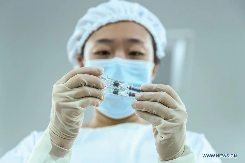 Một nhân viên kiểm tra chất lượng đóng gói của sản phẩm vaccine bất hoạt Covid-19 tại nhà máy đóng gói của Công ty TNHH Viện Sản phẩm Sinh học Bắc Kinh ở Bắc Kinh, thủ đô Trung Quốc, ngày 25-12. Ảnh: Tân Hoa Xã.