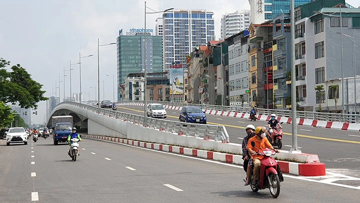 Cầu vượt tại nút giao đường Hoàng Quốc Việt - Nguyễn Văn Huyên. Ảnh: HẢI NAM