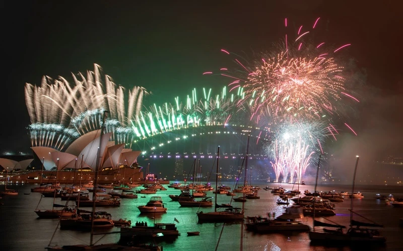 Cầu cảng Sydney của Australia bừng sáng trong đêm. (Ảnh: AP)