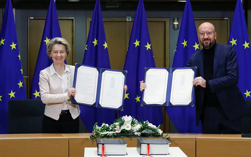 Các nhà lãnh đạo EU tại lễ ký thỏa thuận thương mại với Anh. Ảnh FRANCE 24 