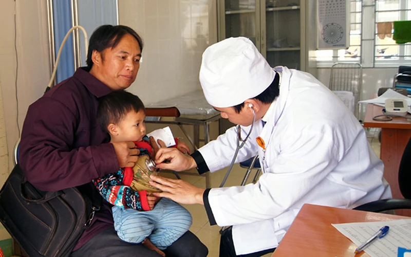 Khám, chữa bệnh cho trẻ em tại Trung tâm Y tế huyện Nậm Pồ (tỉnh Ðiện Biên). Ảnh: VIỆT PHÚ 