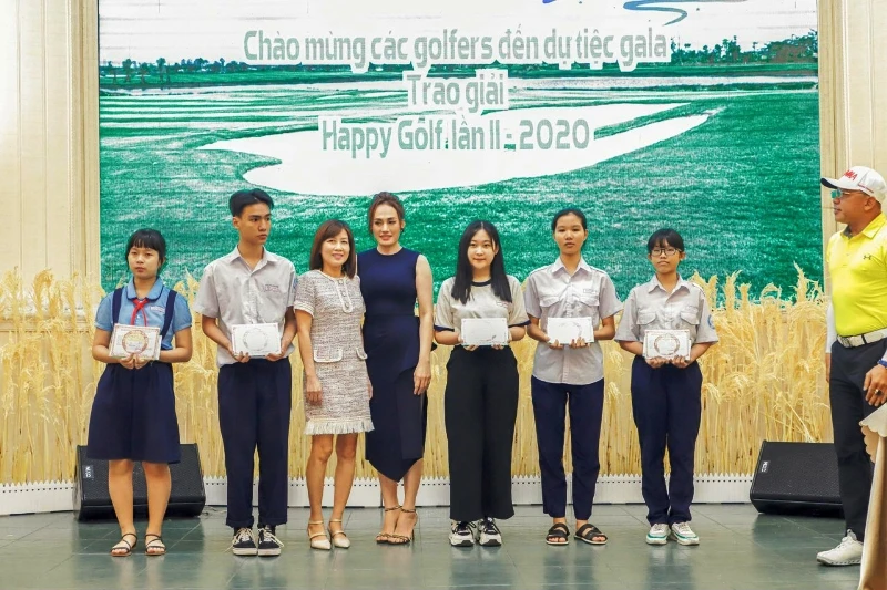 Câu lạc bộ Happy Golf trao học bổng Vì trẻ em đến trường