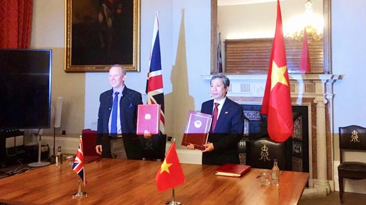  Hiệp định Thương mại tự do Việt Nam - Vương quốc Anh đã chính thức được ký kết bởi đại diện ủy quyền (Đại sứ) của Chính phủ hai nước tại London (Vương quốc Anh). Ảnh BCT