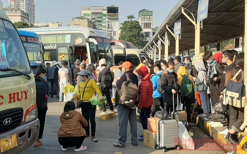 Nhiều người dân đổ về bến xe Giáp Bát để về quê nghỉ Tết Dương lịch. Ảnh: Quang Hưng.