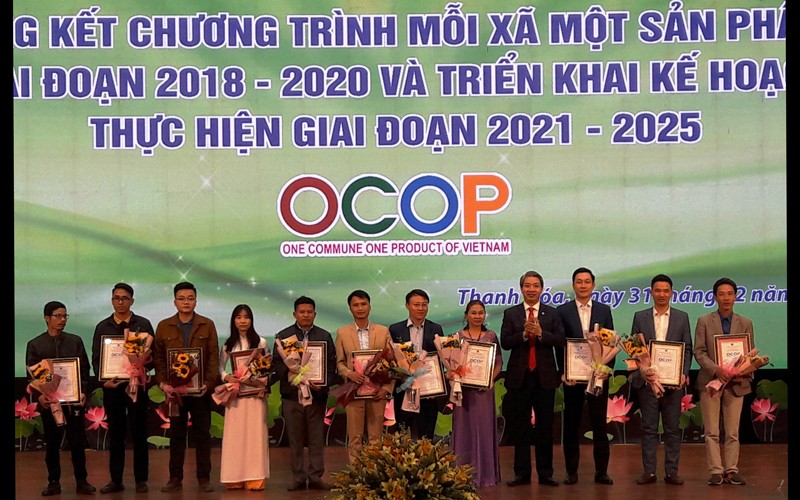 Lãnh đạo tỉnh Thanh Hóa trao Giấy chứng nhận cho các chủ thể có sản phẩm OCOP 4 sao.
