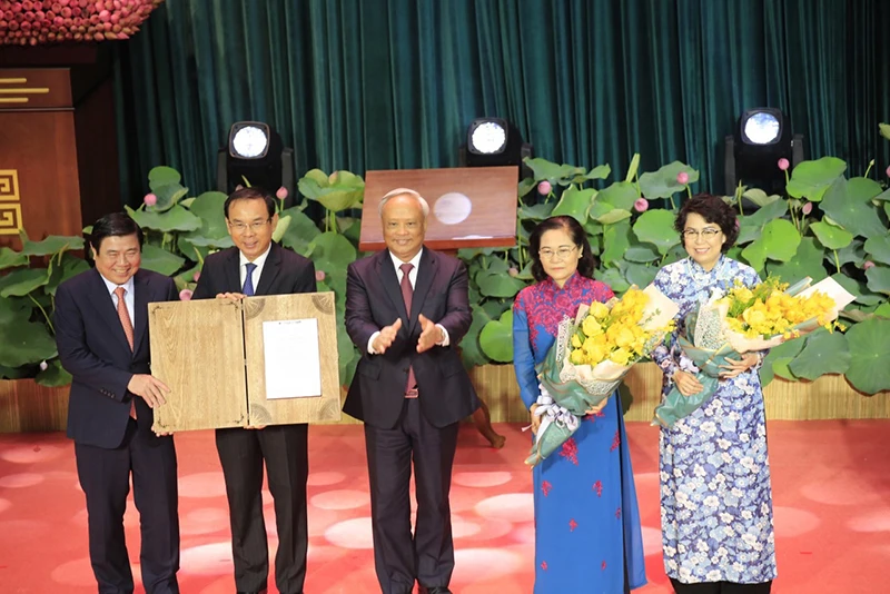 Phó Chủ tịch Quốc hội Uông Chu Lưu trao Nghị quyết 1111 của Ủy ban Thường vụ Quốc hội cho lãnh đạo TP Hồ Chí Minh. 