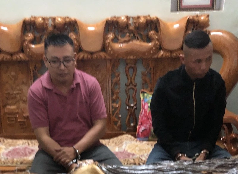 Hai đối tượng Phương Ngọc Dũng và Phạm Xuân Quân bị Công an thành phố Gia Nghĩa thi hành lệnh bắt tạm giam để phục vụ công tác điều tra.
